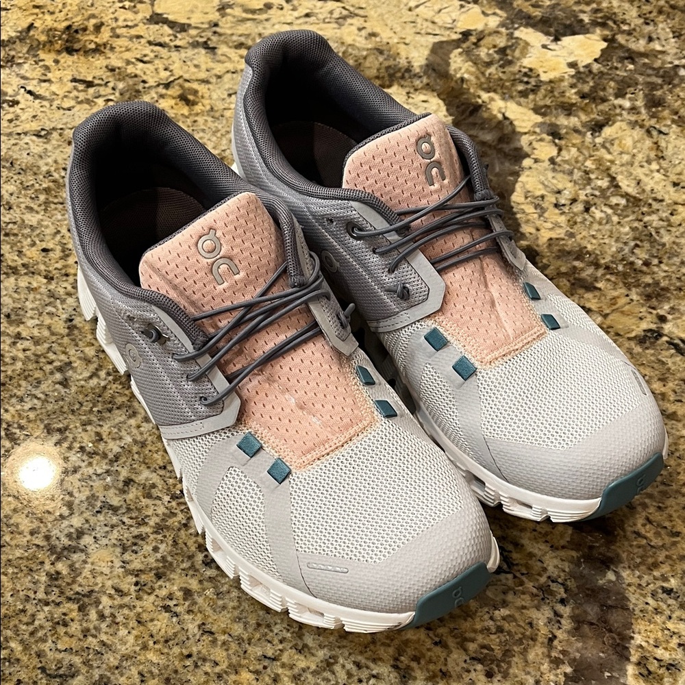 On Running Cloud 5 PushWomen's Athletic Shoes in Gray and peach